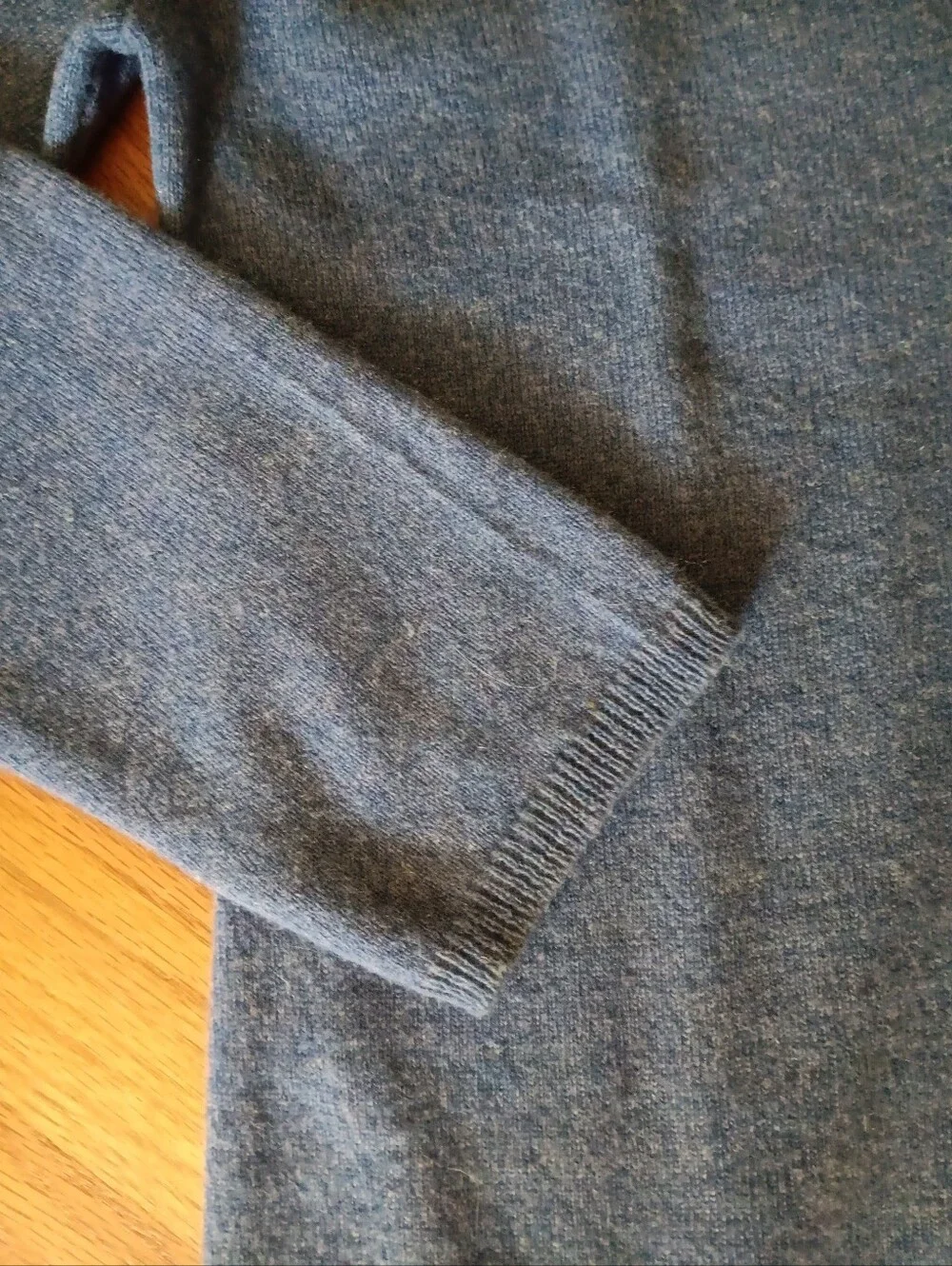Women's V-Neck Cashmere Sweater in Heather Blue